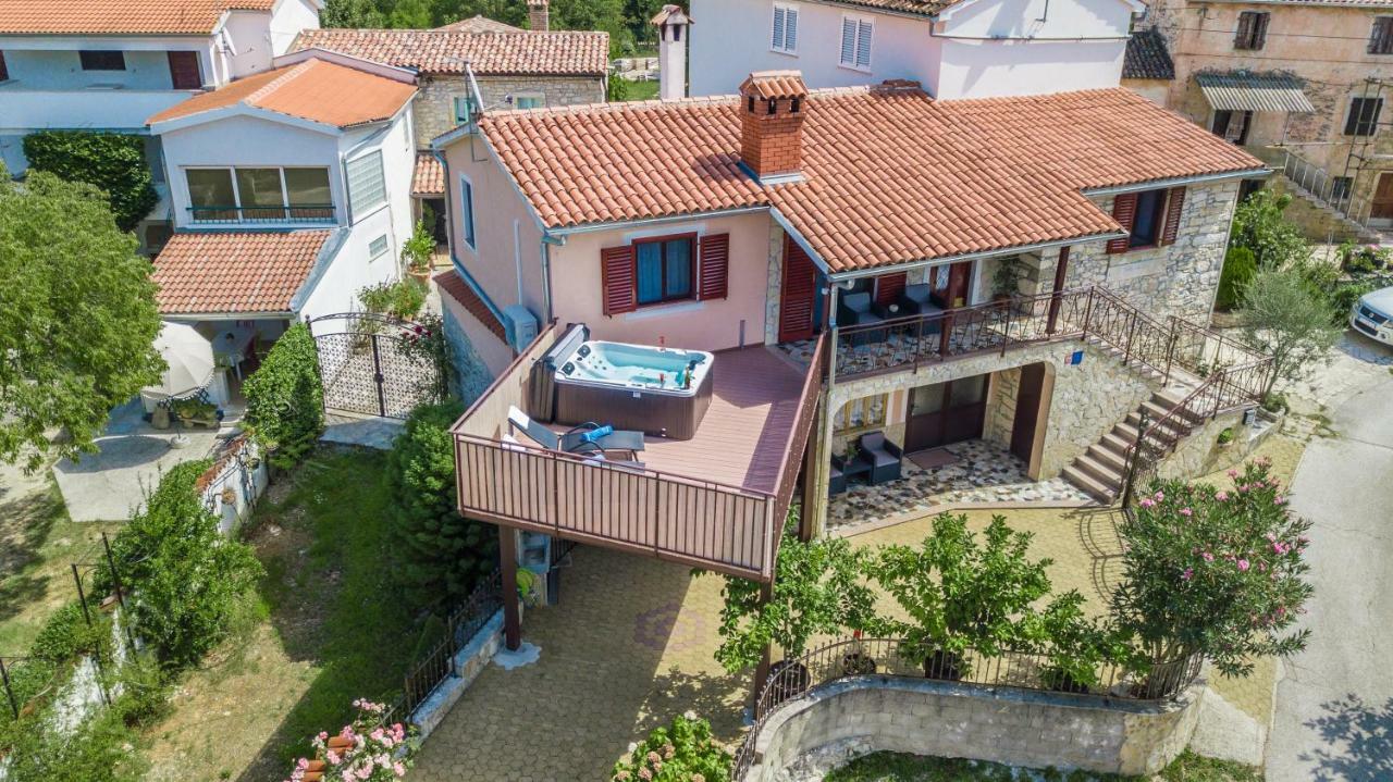 Villa Michelle Karojba 외부 사진